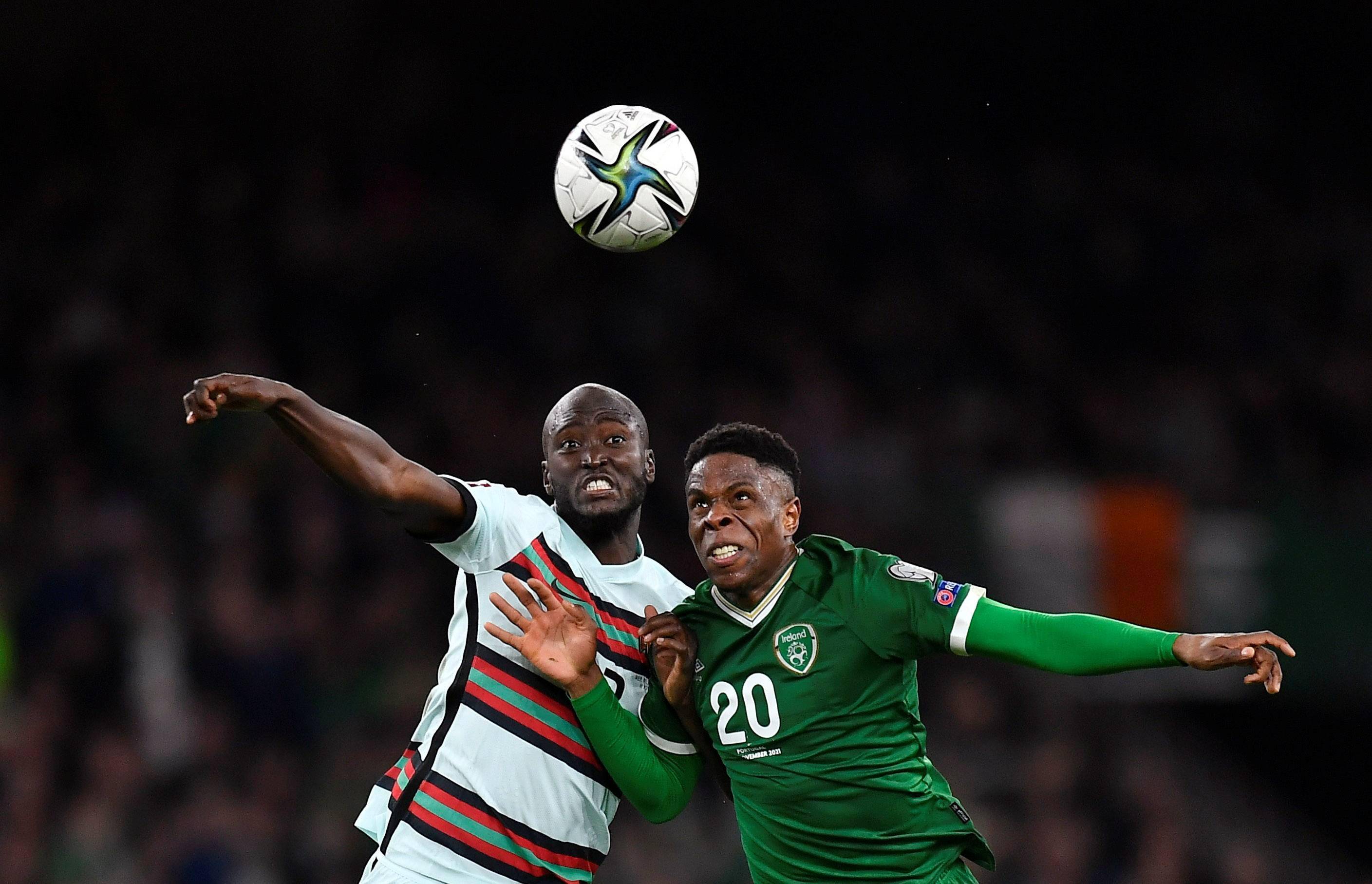 爱尔兰队在比赛中展现了出色的踢球技巧英语