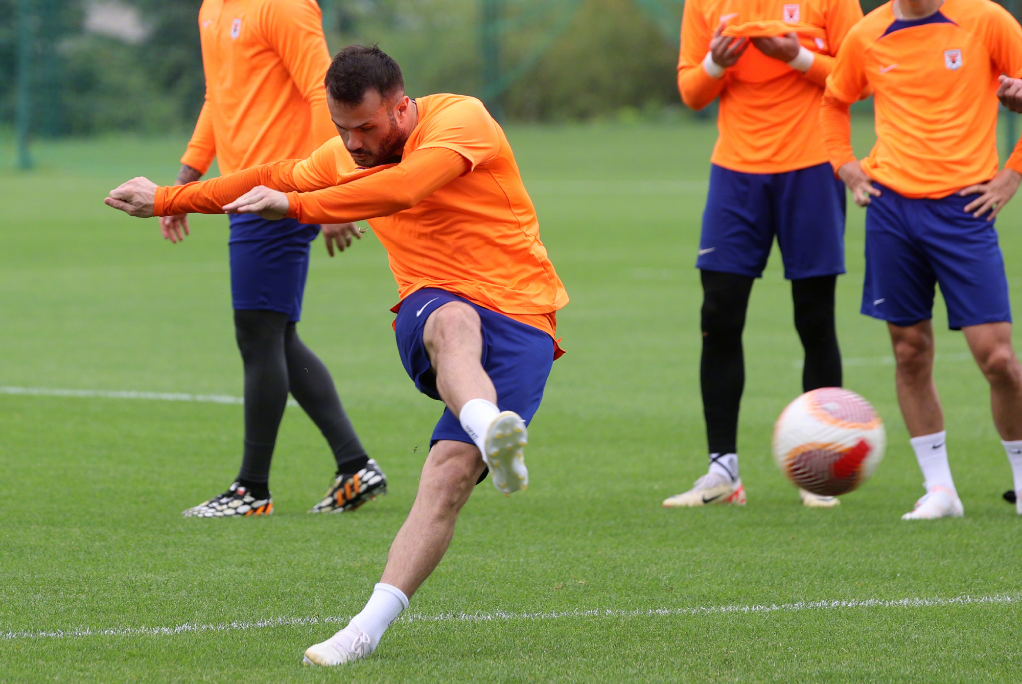 爱尔兰队在比赛中展现了出色的踢球技巧英语